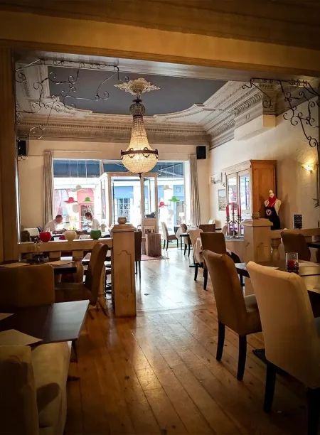 Elegant interior of Benvenuto restaurant in Bruges, showcasing cozy dining space with modern decor.